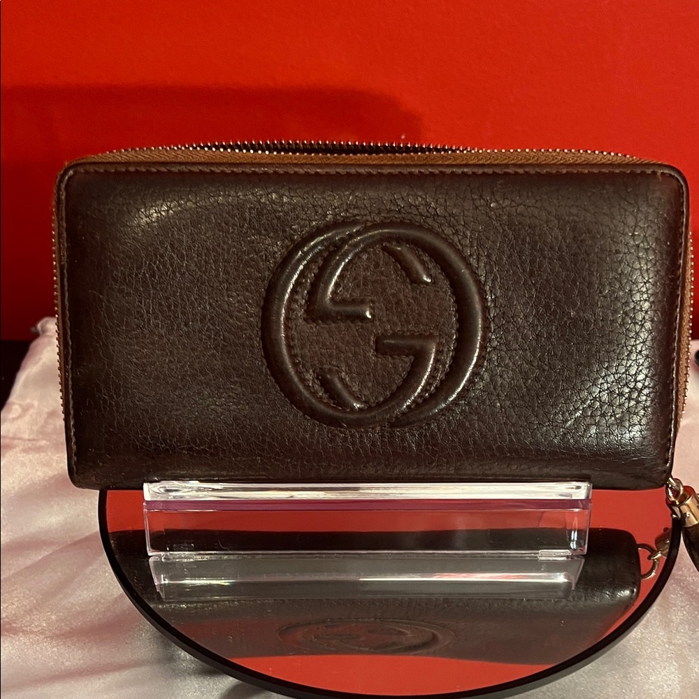 Gucci Dark Brown Leather Wallet in good used condition